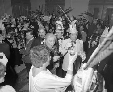 103083 Afbeelding van de ontvangst van Prins Martijn IX (buiten beeld) en zijn gevolg in het Stadhuis (Stadhuisbrug) te ...